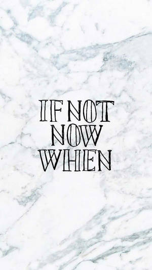 大理石背景上的勵志名言「if not now when」
