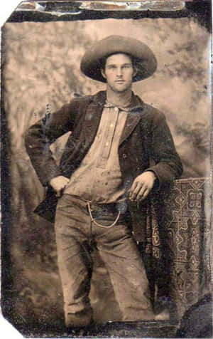 復古 tintype 肖像，一名穿著西部服飾的男子，叉腰擺姿勢。