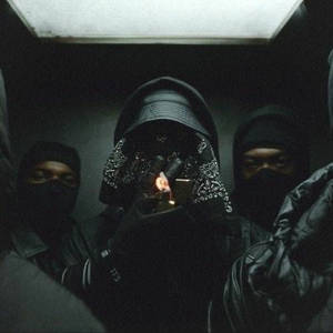 三個戴面具嘅人穿著深色衫，喺昏暗嘅房間中擠埋一齊。