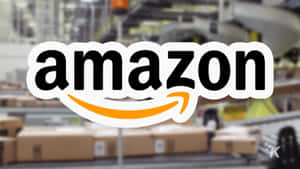 Amazon 標誌疊加在帶有箱子的倉庫場景上。