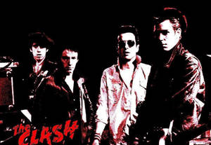 The Clash 樂隊成員身穿皮褸和太陽眼鏡，在戲劇性的紅色和黑色燈光下。