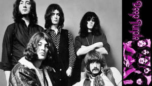 經典搖滾樂隊 Deep Purple 黑白攝影棚肖像與紫色標誌拼貼。 — 深紫色美學 GIF 壁紙