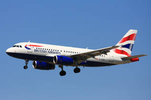 英國航空飛機在晴朗的藍天下降落