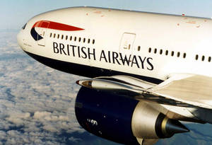 英國航空飛機在藍天白雲上飛行。