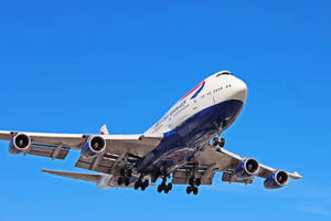 英國航空波音747飛機正在降落，起落架已放下。