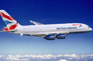 英國航空飛機在晴朗藍天白雲上飛行