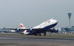 英國航空波音747從機場跑道起飛