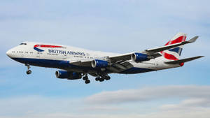 英國航空波音747飛機在起落架伸出的情況下在多雲的天空中飛行。