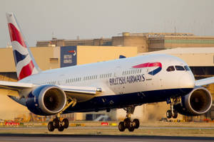英國航空噴射機放下起落架降落在機場跑道上。
