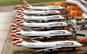 英國航空波音747停泊在機場閘口，配有登機橋。