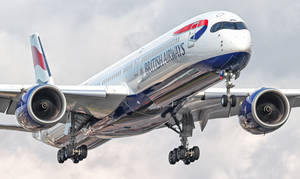 英國航空飛機在陰天下放下起落架降落
