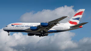 英國航空空中巴士A380放下起落架，在藍天白雲中飛行。
