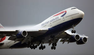 英國航空波音747飛機在灰色天空下放下起落架降落
