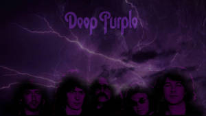 五名音樂家的剪影，在紫色閃電和煙霧下，帶有 'Deep Purple' 文字。 — 淺紫色動態圖片 壁紙