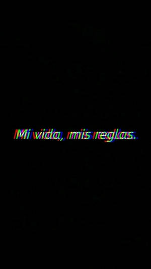 在黑色背景上顯示「Mi vida mis reglas」的故障彩色文字