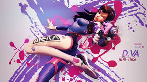 D.Va 動漫角色穿著粉紅色和紫色的機甲服，在空中手持武器，伴隨顏料飛濺。