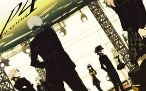 身穿黑色服裝的動漫角色在燈光明亮的舞台上，帶有「Persona 4」標誌。