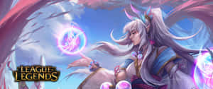 動漫角色在奇幻天空中釋放出發光的粉紅色魔法球。 — 英雄聯盟 壁紙