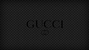 Gucci 標誌在黑色字母組合背景上