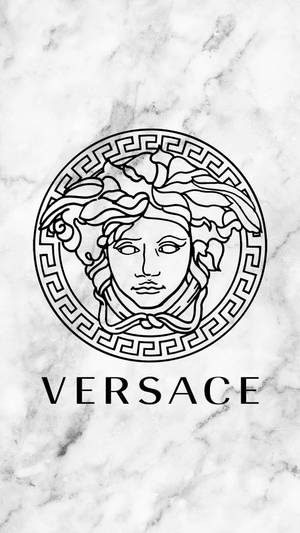 Versace標誌配美杜莎頭像於大理石背景