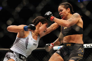 兩名女性MMA拳手在籠中比賽。 — 運動 壁紙