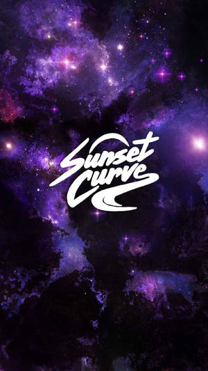 紫色星系，帶有星星和發光星雲，並有白色草書文字 Sunset Curve。