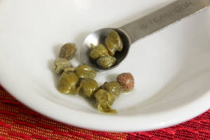 白色碗中的酸豆和量匙。 — 水果 壁紙