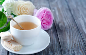 白色茶杯配茶和餅乾，旁邊有粉紅和白色玫瑰在木桌上。 — 咖啡 壁紙