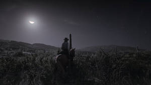 牛仔騎馬在沙漠中，新月和星星之下
