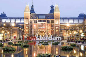 夜間國立博物館前亮燈的 I amsterdam 標誌及水中倒影。 — 建築 壁紙