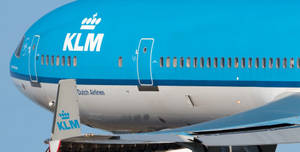 KLM荷蘭皇家航空公司飛機機身，帶有藍色塗裝和窗戶。