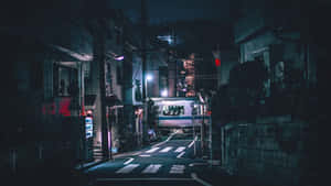 夜晚昏暗的城市小巷，有經過的火車和霓虹燈。