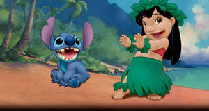 Lilo 和 Stitch 在熱帶海灘上開心地跳舞。