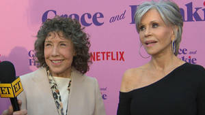 兩位女性在Netflix活動中微笑並拿著麥克風。 — 荷里活 GIF 壁紙