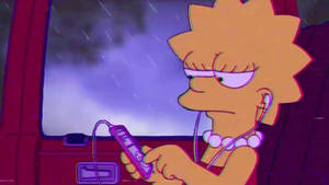 麗莎·辛普森在車內透過耳塞聽音樂，夜晚下雨。