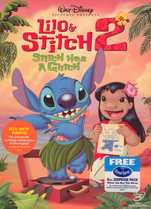 Lilo 和 Stitch 在棕櫚樹和日落的沙灘上微笑。