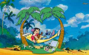 Lilo 和 Stitch 在熱帶海灘的棕櫚樹下的吊床上閒逛。 — 海灘 壁紙
