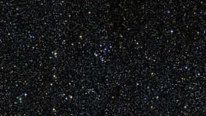 夜空中密集的星場，帶有微妙的星雲。