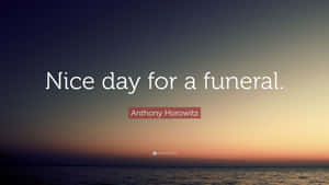 海洋上的日落，帶有安東尼·霍洛維茨的引文「Nice day for a funeral」。