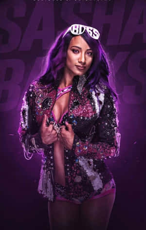摔角手Sasha Banks穿著閃亮服裝，戴著'BOSS'頭帶擺姿勢。