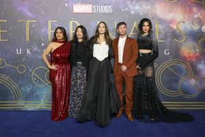 五位演員着住正裝出席Marvel Studios首映禮。 — 紅色美學 壁紙