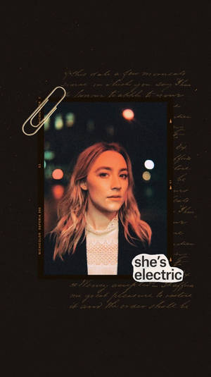 女性肖像，帶有'she's electric'文字，背景是夜間模糊的城市燈光。