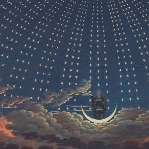 戴皇冠的人物坐在新月上，星空和雲朵的夜空。