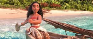Moana 在熱帶海灘附近的碧綠海水中划獨木舟。