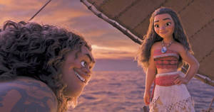 Moana 和 Maui 在日落時分的船上微笑。