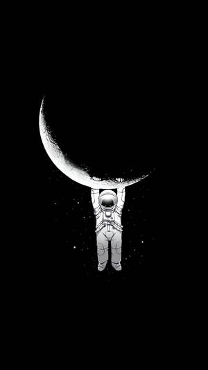 太空人在星際間舉起一彎新月。