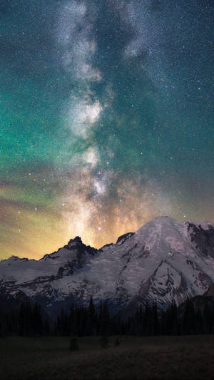 夜晚發光的銀河系下的雪山。