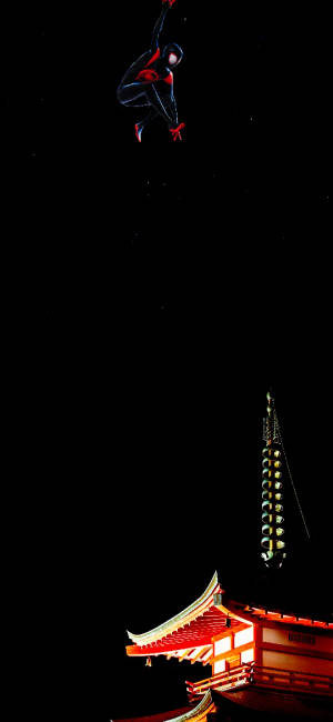 蜘蛛俠在夜晚於燈火通明的日本寺廟上方擺盪。
