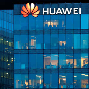夜晚的華為企業大樓，窗戶和標誌亮起