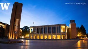 黃昏時亮起的華盛頓大學建築，反射路面和藍天。